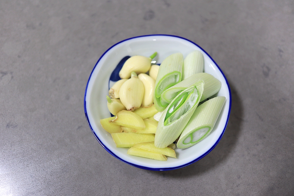 这锅排骨乱炖特适合秋冬，浓香入味料真多，一锅抵4菜真带劲