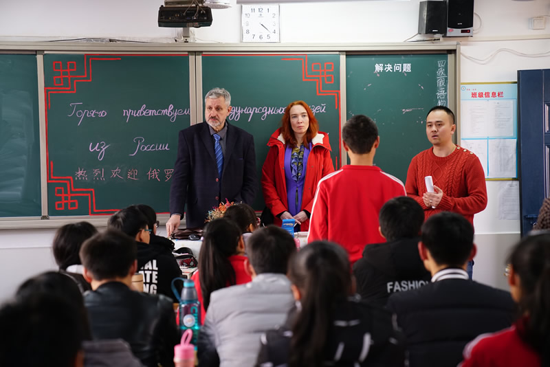 高考英语地位受到威胁，小语种开始上位，高考选其他语言靠谱吗？