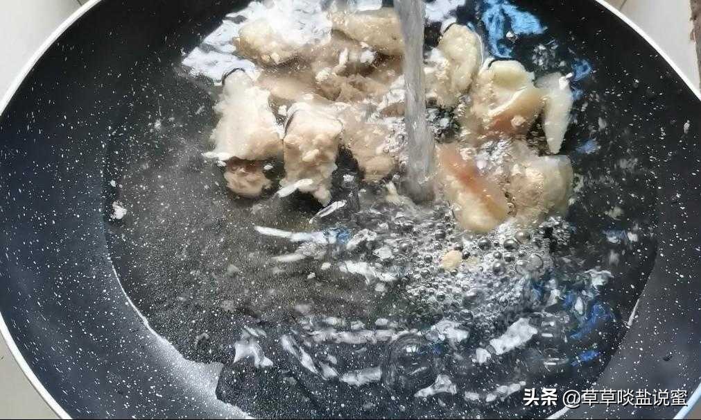 蛏干怎么做才好吃（55分钟制作猪腿肉蛏干竹荪萝卜汤）