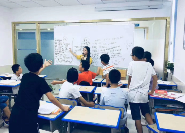 有学生陪读的成人高考补习班，我们看看，葫芦里到底卖的什么药