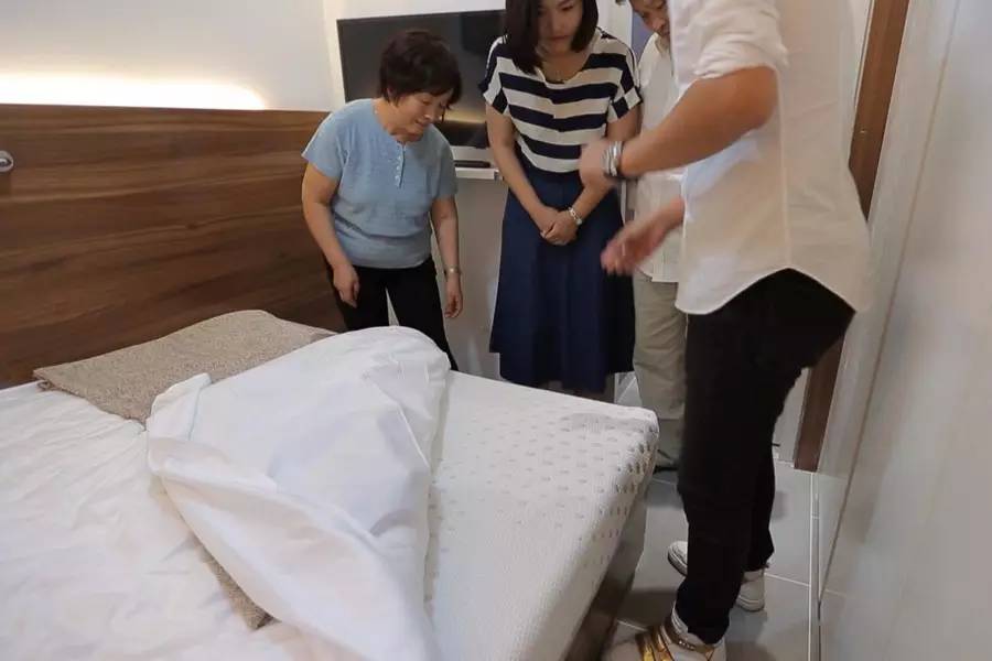 北京二环25㎡小屋，为让女儿回家住，年迈父母坚持睡6㎡露台