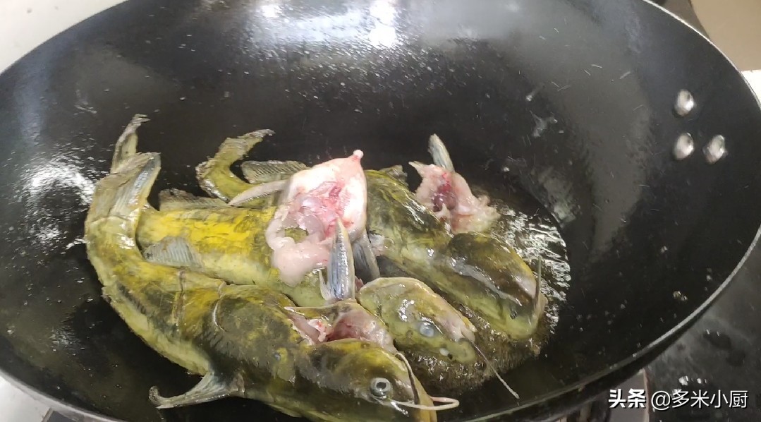 黄骨鱼怎样做才好吃？教你做葱烧黄骨鱼，鱼肉嫩滑，好吃又下饭
