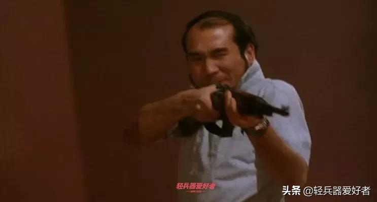 港片的枪战美学巅峰!看看当年的天王大战用了哪些轻武器