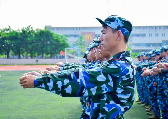 大学军训与高中军训有何不同，学生应提前了解，尤其女生做好准备