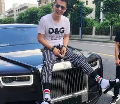 一把伞卖10万,被有钱人疯抢!最受欢迎的豪车,败在了网红身上?