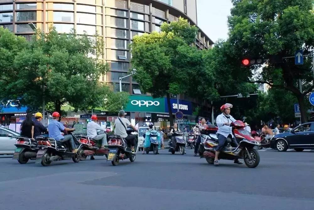 上海电瓶车爆燃！3个锂电池让整栋楼面目全非，锂爆威力有多大？