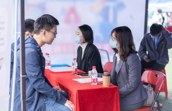 留学6年的海归吐槽各银行笔试：英语专八也只能选C，上柜也太难了