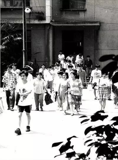 老照片回顾高考43年：马云高考数学1分，刘强东志愿当官...