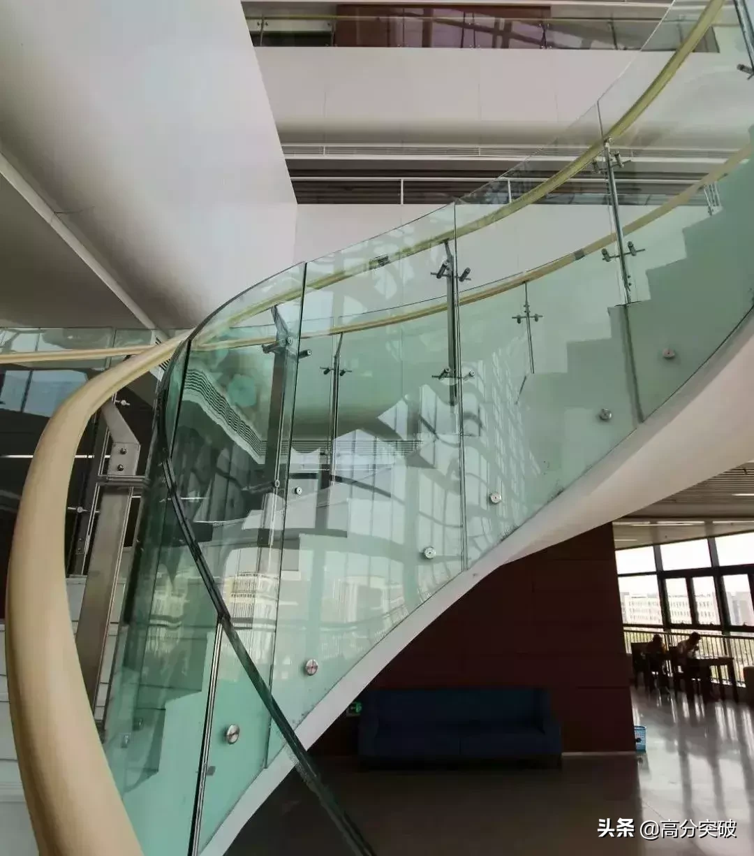 泡一整天都不够！国内那些美炸天的大学图书馆，你去过几个？