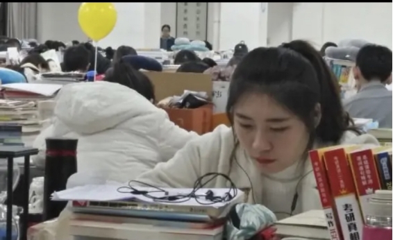 普通家庭供一个大学生上大学，总共要花多少钱？哪方面花费最多？