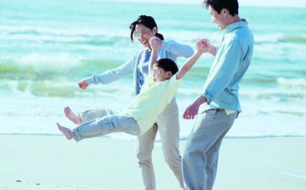 白岩松：再忙也不把孩子“扔”到学校去住宿，寄宿学校弊大于利