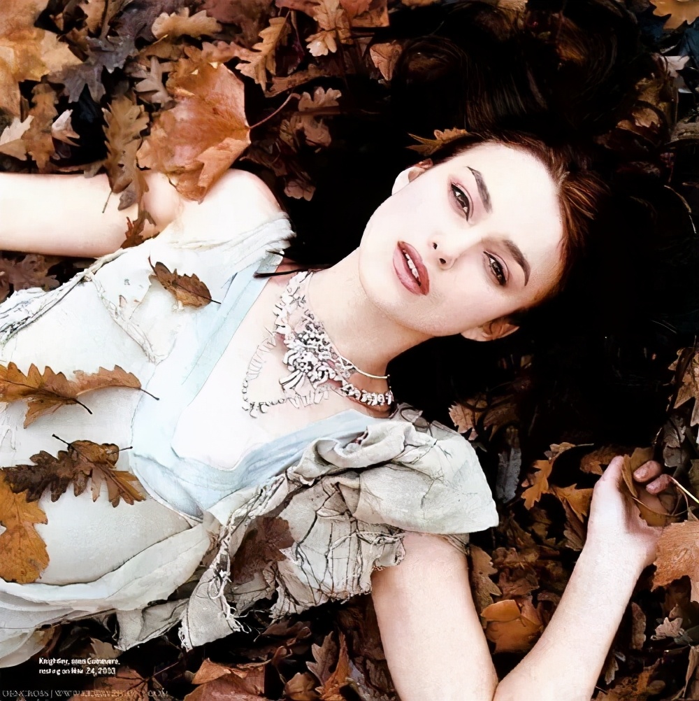 凯拉·奈特莉:英伦玫瑰,平胸身材也能成女神