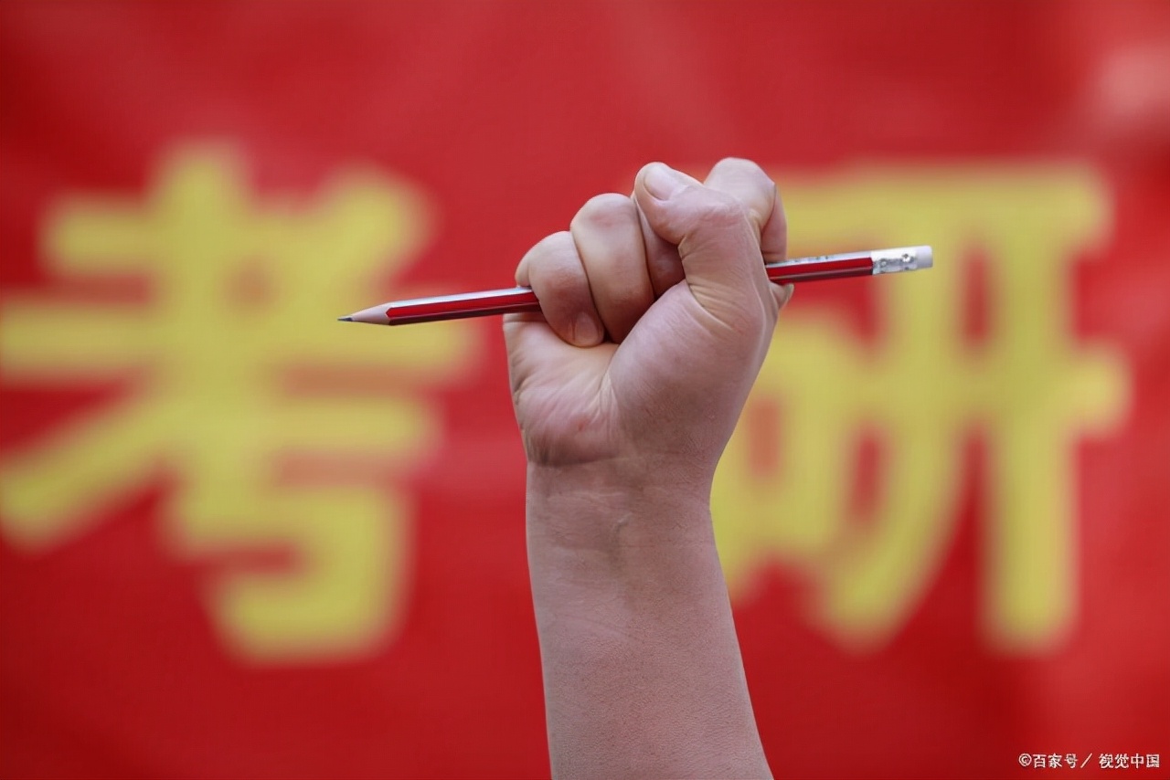 河北一女学生意外“走红”，怒斥学校写错大学英文名，配不上自己