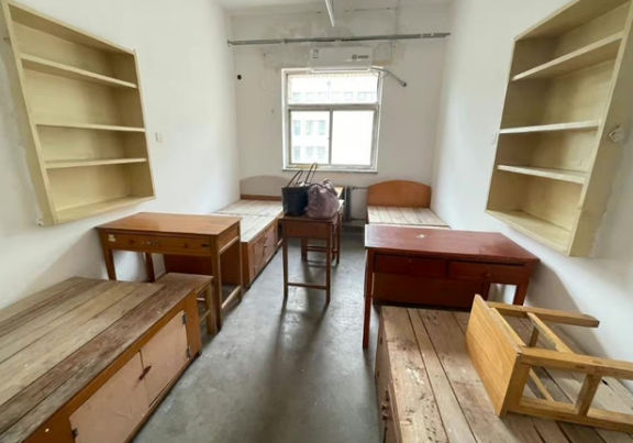 “别样”大学宿舍走红，上床下桌咋和想象得不一样？学生：想退学