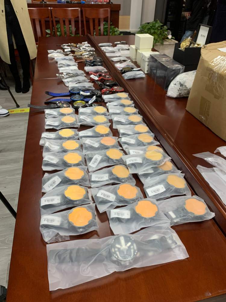 网上买到的低价阿玛尼手表，原来都在这里“手工”制作