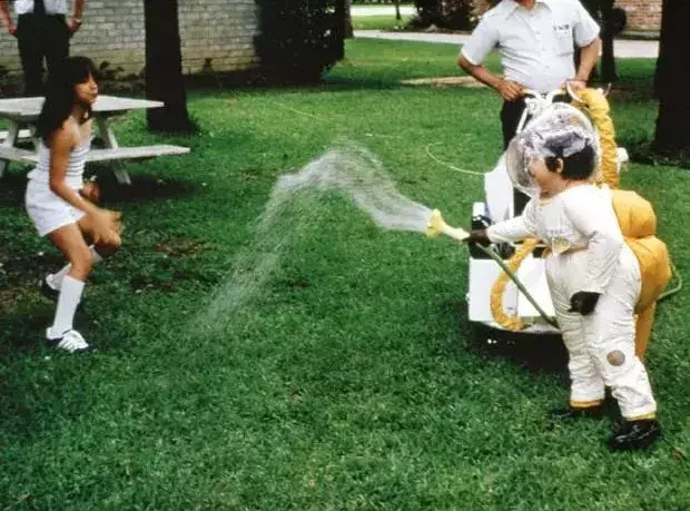 12年没能从隔离套里出来的“泡沫男孩”，让未来的人不再像他那样需要了。