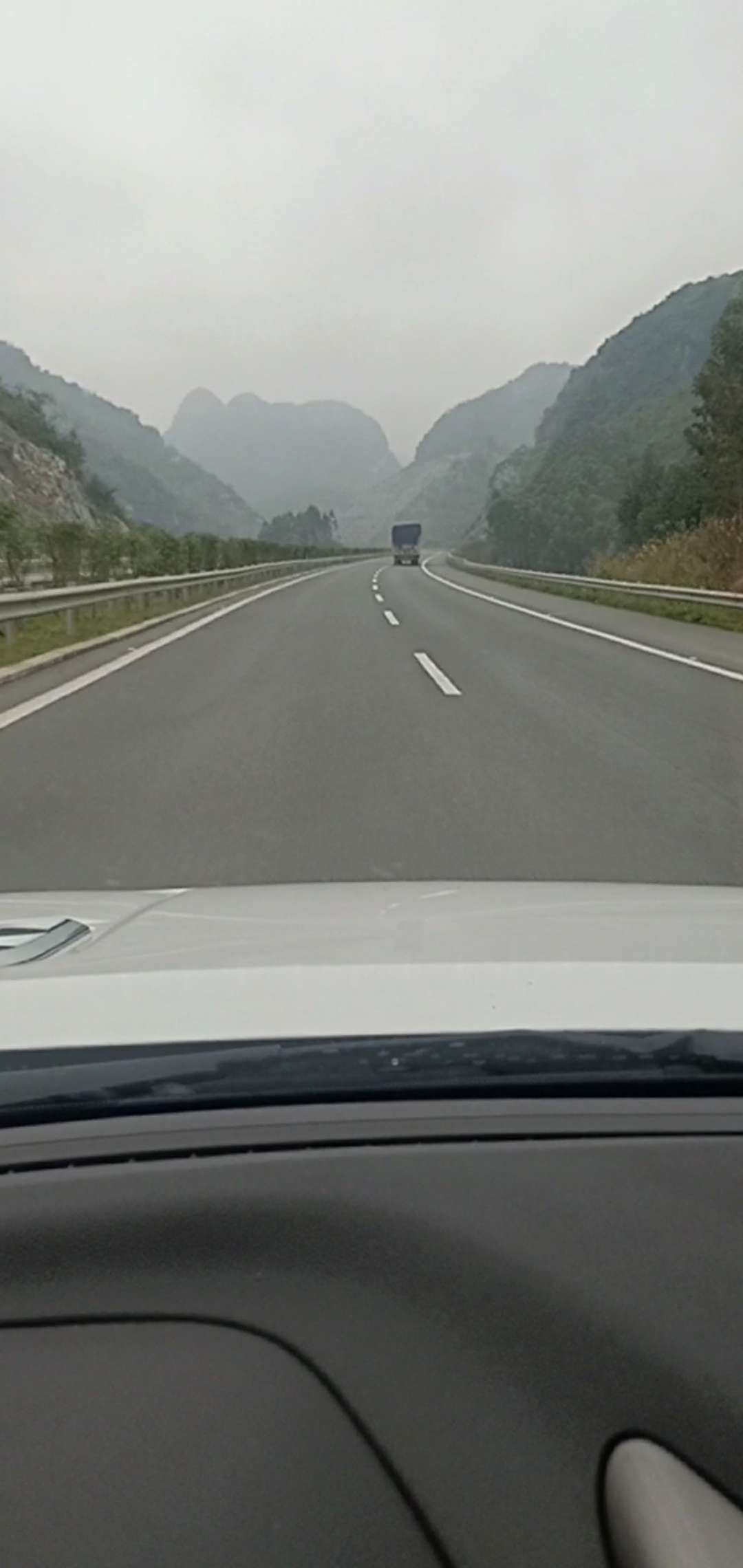 回家,奔驰在云雾中的广西最美高速路