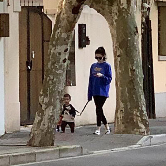 奚夢瑤帶兒子廁所拍照！挺孕肚穿裙子胖一圈，臺子上萬元玩具搶鏡