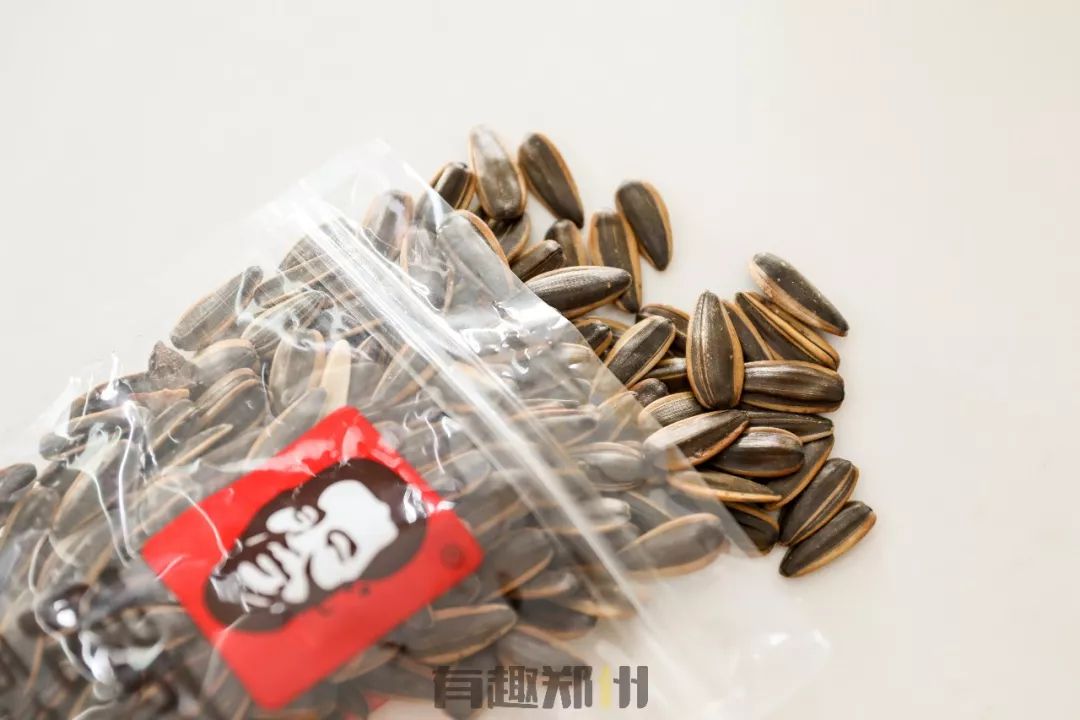 傻乐瓜子的介绍（一份郑州的年货店铺测评）