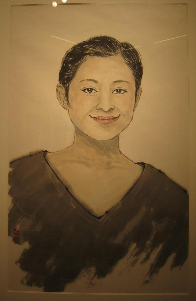 56岁朱军现身聚会，大佬聊天他指点人书法，一幅画曾卖130万