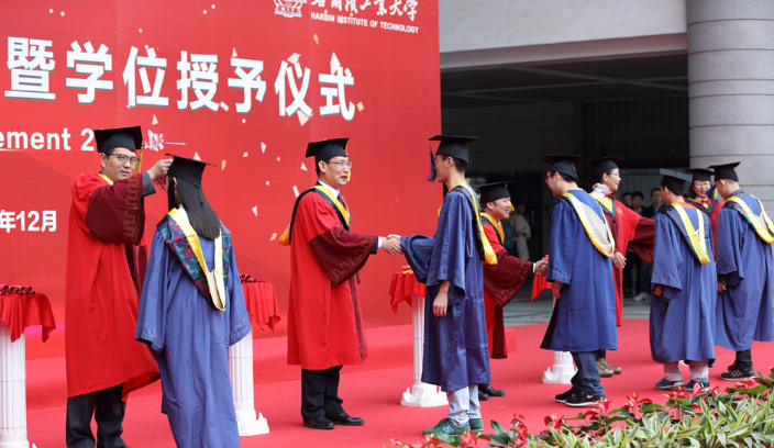 大学生年薪和学历成正比，有鄙视链存在，复旦博士年薪达385万