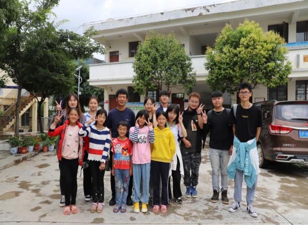 云南经济管理学院暑期三下乡，关爱留守儿童，搭建心灵之桥