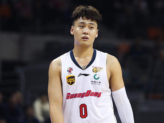 赵睿:草根球员出身,为打三号位增重,身穿兄弟球衣上台领奖