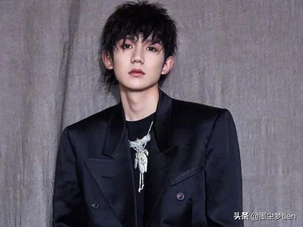 娱乐圈里的5位锡纸烫男神，千玺帅气，农农可爱，看到王源：刚哥