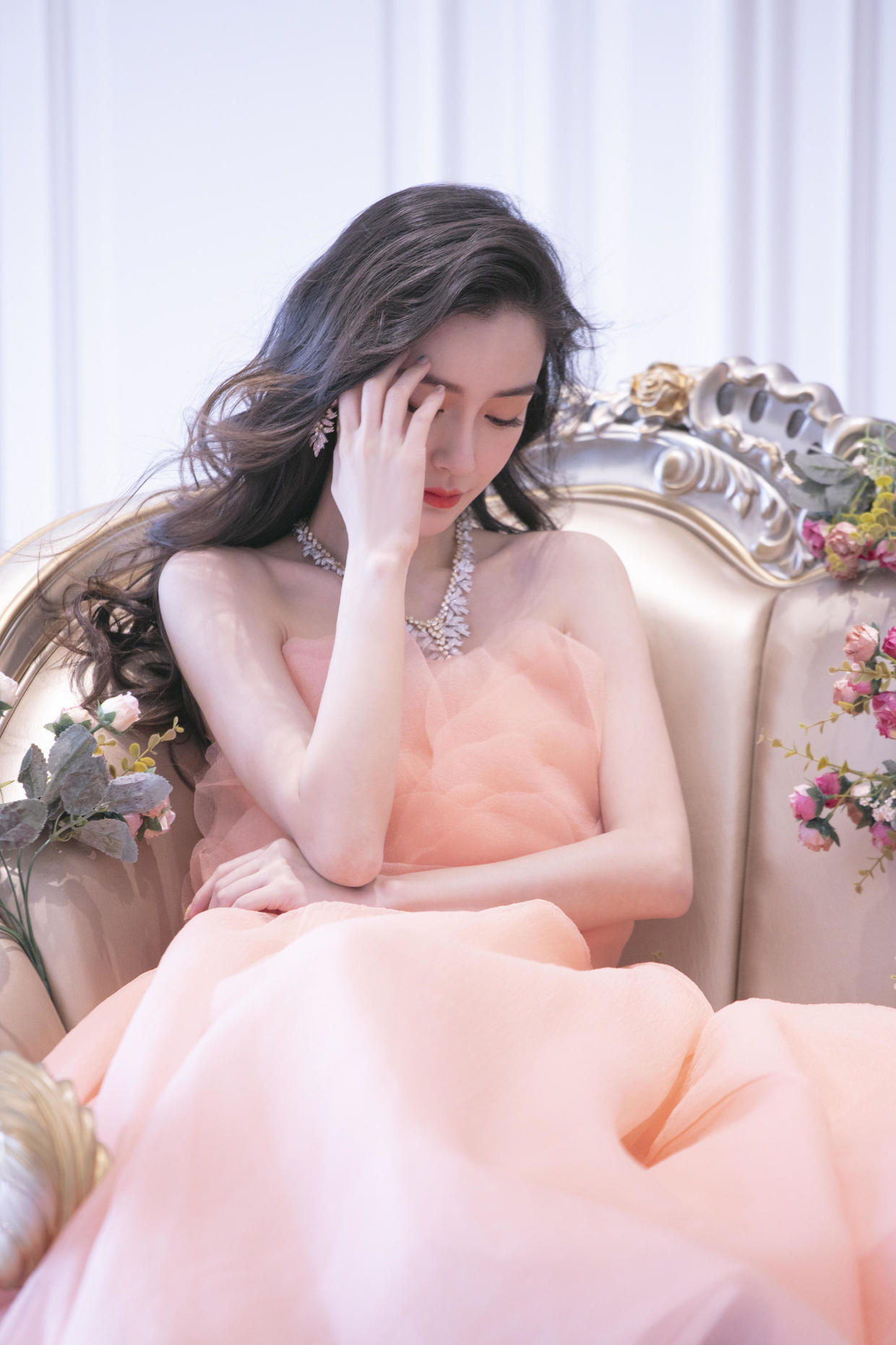 angelababy不愧是顶流,穿正红色爱心礼服裙亮相红毯,美出新高度