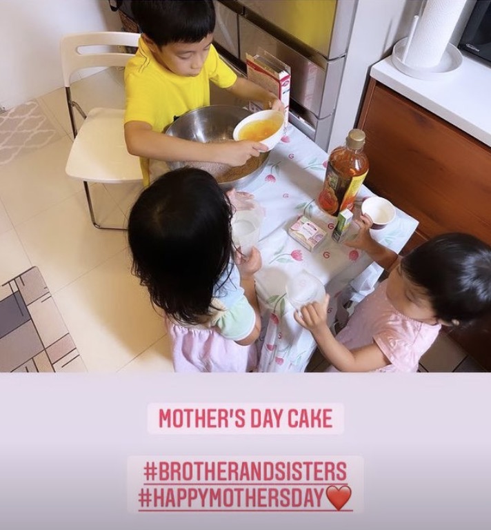 晶刚夫妇参加亲子活动，开合跳很卖力，郭晶晶搭霍启刚肩膀好甜蜜