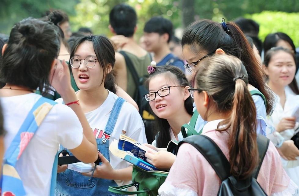 考研要求四六级成绩吗？部分高校发布通知，没过四级的学生要留意