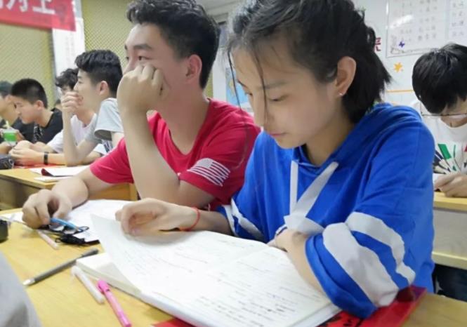 考生为自己估分405后痛哭，200分就能上大专，我这么努力有什么用