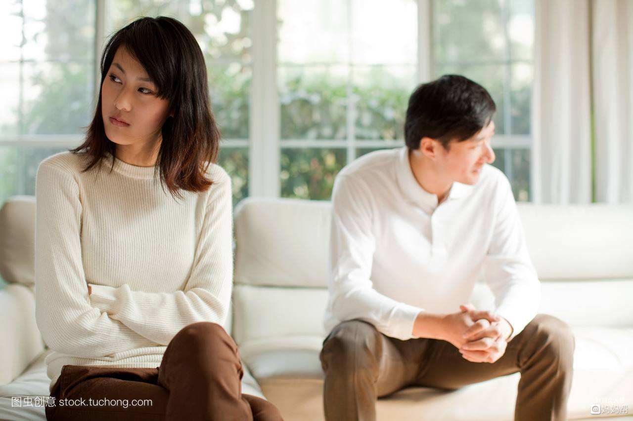 人到中年，没青春也没钱了，丈夫欺辱、感情破裂，就只能认怂吗？