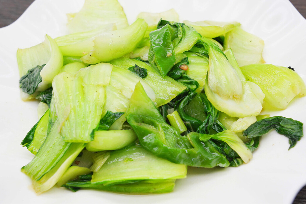 炒青菜技巧：掌握火候和调料，做出清脆可口的家常青菜