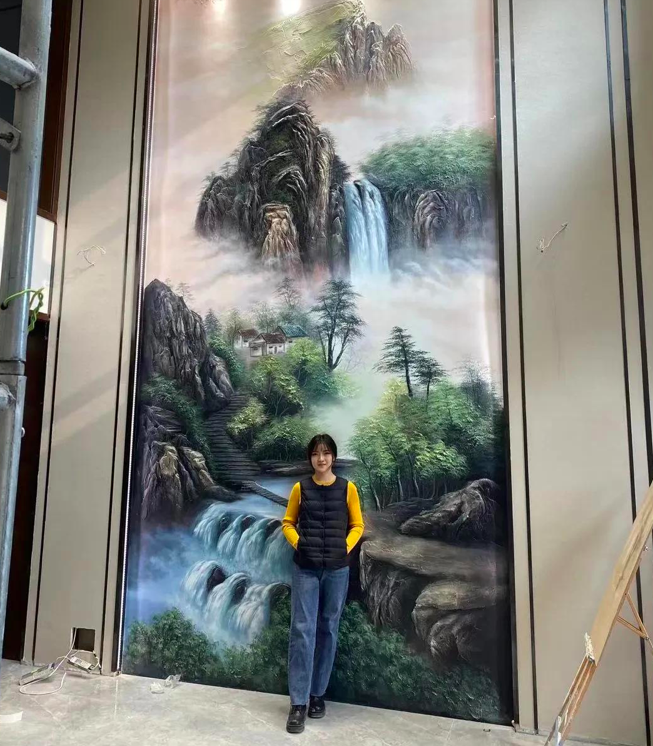 故事：95后美女装修工，糊一面墙10万，订单排到明年6月，她凭啥