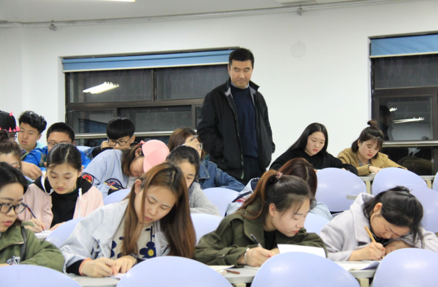 为什么大一新生要上晚自习，大二却不用，学姐：其实是为了这些