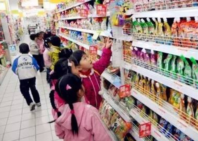 “我想要这个香蕉糖”，女儿指着收银台前避孕套，妈妈的回答绝了