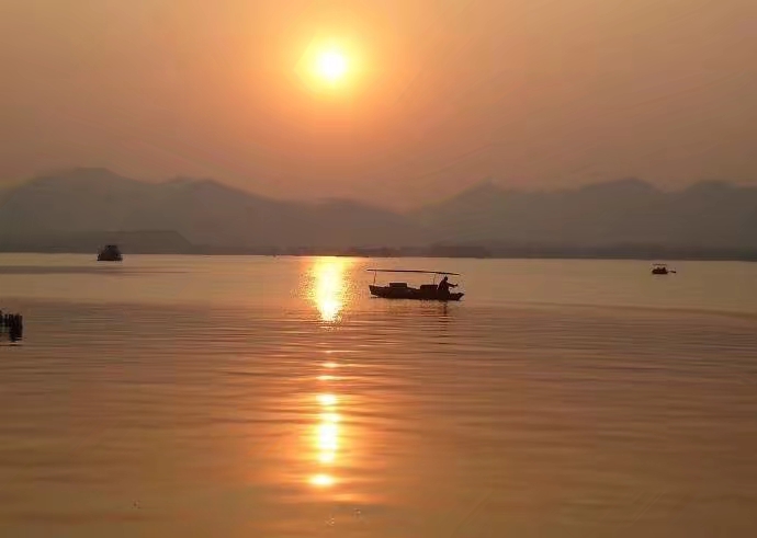 夕阳有诗情，黄昏有画意，但得夕阳无限好，何须惆怅怨黄昏