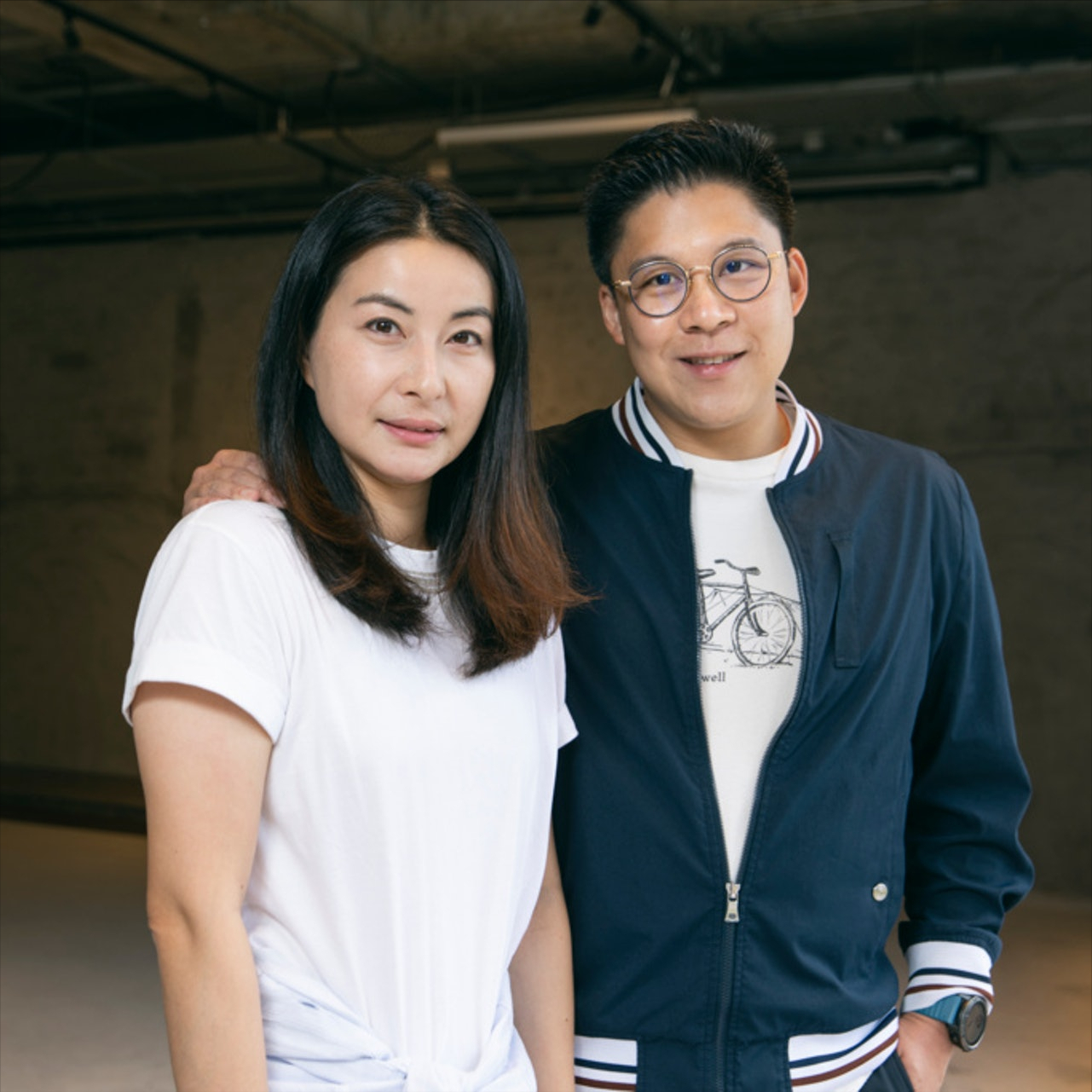 霍启刚抱四岁女儿买珠宝为晶晶庆生，两父女逛超市选购蛋糕白酒