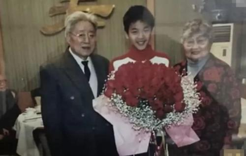 张若昀为什么这么宠唐艺昕？看看他残缺的成长环境就明白了