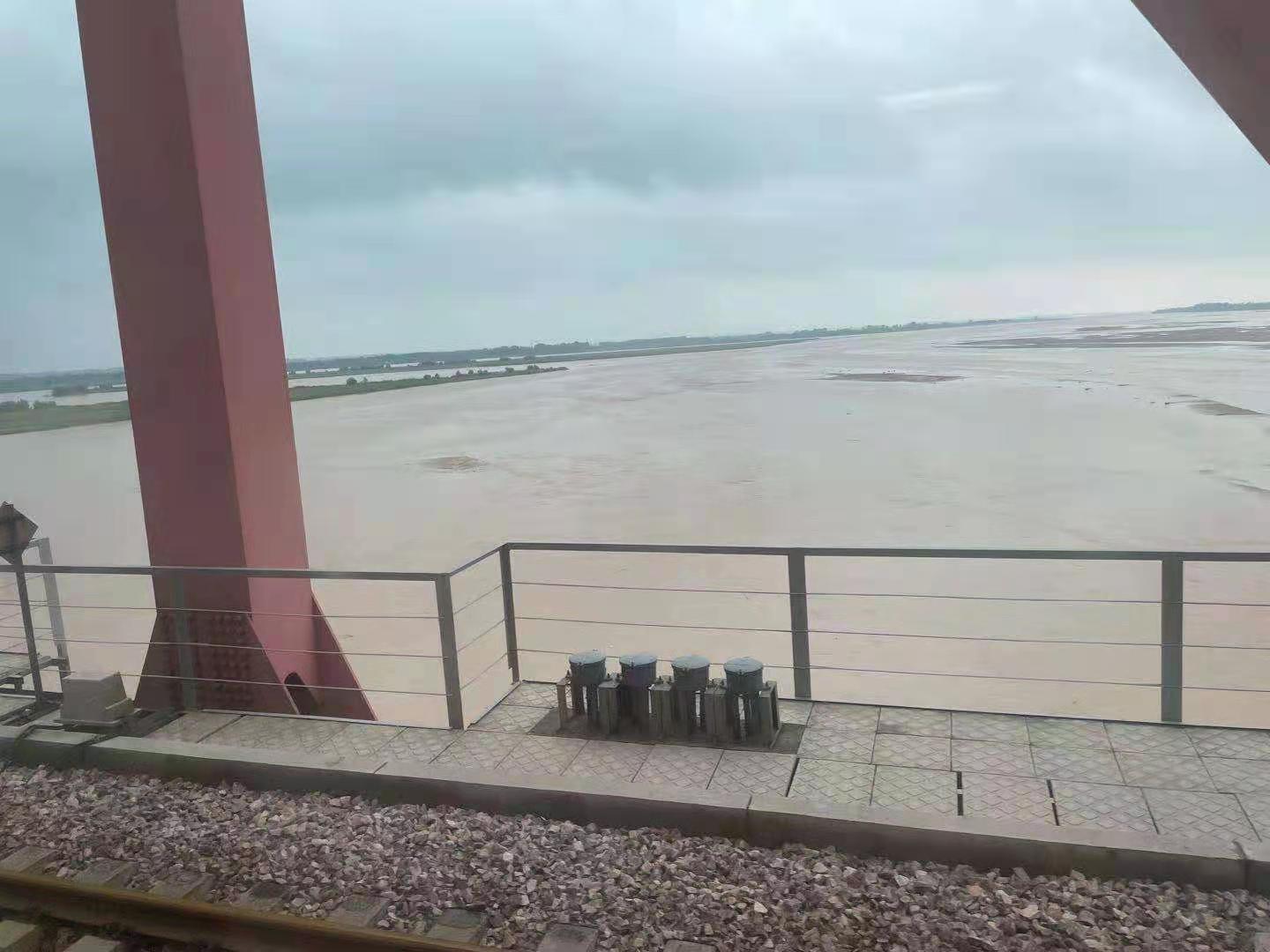 河南洪灾中，4趟列车旅客被困三天三夜：手机充电排长队，盒饭从15涨到25，脱困到家后第一件事是洗澡