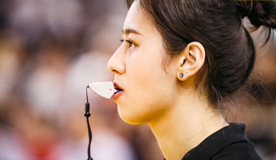 nba为什么要女裁判(NBA为何聘请女裁判？她用了10年才进入联盟，因1次劝架一夜走红)