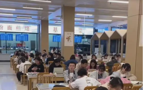 大学食堂什么卖的最火（食堂秒变图书馆）