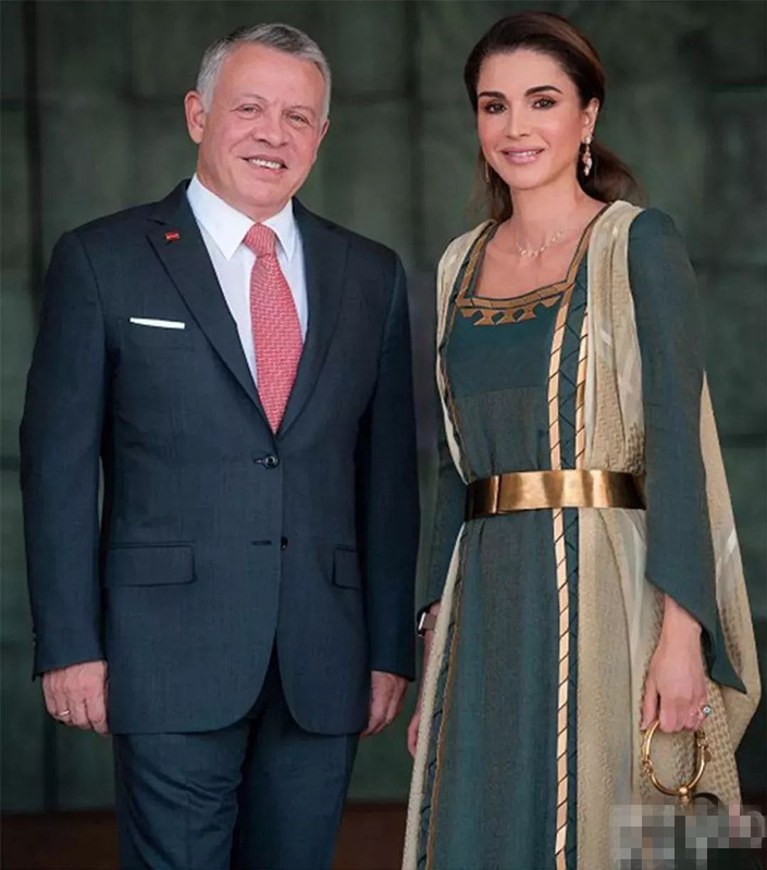 王室新年全家福大比拼！丹麦接地气西班牙没创意，约旦王室最养眼