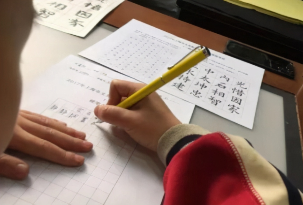 中小学生“奶酪字体”盛行，老师却并不喜欢，看见会扣卷面分