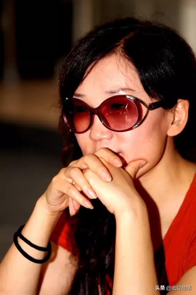 诗江湖35期 | 梨花体教主赵丽华：现代诗最差的是我的