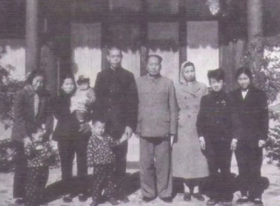 1952年，东北一股长穿皮衣戴名表被怀疑贪污，调查发现身份不简单