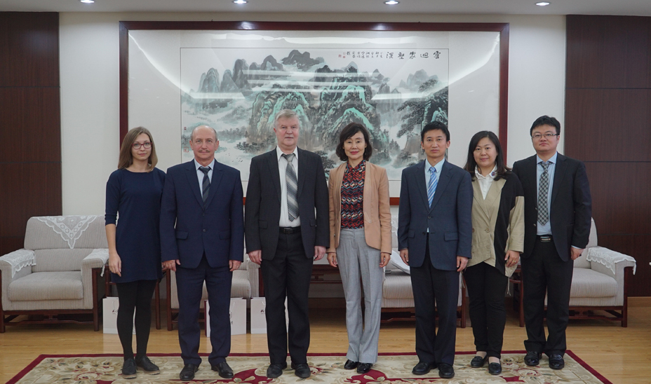 明明是重点大学校长，教师生活令人钦羡，却自毁前途只为容颜