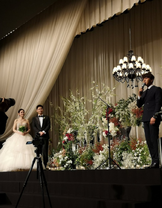 于晓光秋瓷炫婚礼现场公开，圈内好友现场送祝福，顶级歌手唱祝歌