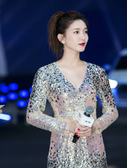 江疏影这造型有点失败，显的比萧敬腾还胖，笑起来也很有甜蜜感